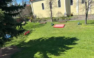 Pomôžme pánovi školníkovi vytvárať krajšie miesto pre deti