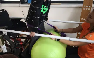 Pomôžme Miškovi so svalovou dystrofiou získať prístup k rehabilitáciám