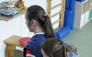 Poskytnime dvojitú pomoc pre Máriu a Lenku, dvojičky s detskou mozgovou obrnou