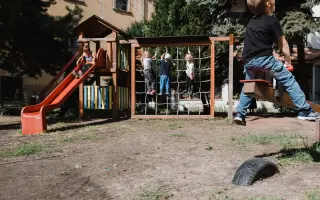 Pomôžme deťom hrať sa na zelenom ihrisku!