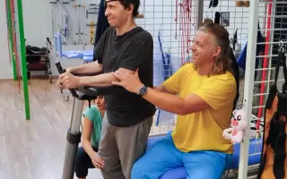 Pomôžme Oliverovi po cievnej mozgovej príhode v jeho ceste k samostatnosti