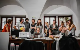 Tam vonku: pošlime  do sveta knihu o architektonických zásahoch [1:1] Workshopu