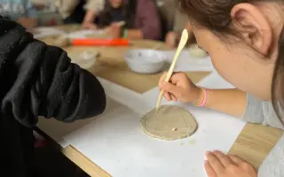 Dajme deťom s náročnou minulosťou šancu! Podporte vznik hrnčiarskej dielne.