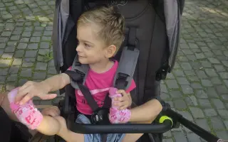 Pomôžme Emmke v obrovskej túžbe chodiť a napredovať Pomôžme Emmke v obrovskej túžbe chodiť a napredovať