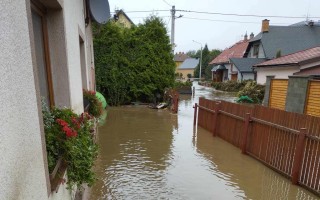 Pomôžme Grešákovcom s opravou domu po povodniach v Českej Vsi