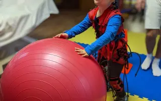 Maximkov boj za pevnejší krok: Pomôžme mu pokračovať v rehabilitáciách