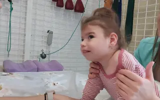 Náročné diagnózy ju nezastavili. Pomôžme Viktorke napredovať.