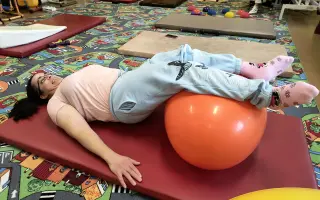 Pomôžme Katke s detskou mozgovou obrnou – spastickou kvadruparézou rehabilitovať