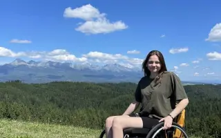 Vozík ju nezastaví: Pomôžte Lili študovať v Nórsku a žiť samostatne