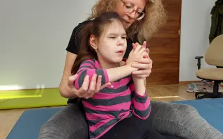 Darujme Klárke šancu žiť bez bolesti a slobodne sa hýbať