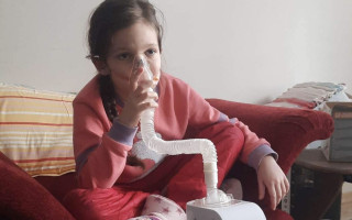 Pomôžme maliarke z Ukrajiny, ktorá sa stará o chorú dcérku