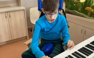 Pomôžme 14-ročnému Alexovi a jeho mame zvládnuť nákladné rehabilitácie