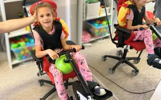 Dve sestry, dva osudy. Pomôžte 10-ročnej Nadji postaviť sa na vlastné nohy. Dve sestry, dva osudy. Pomôžte 10-ročnej Nadji postaviť sa na vlastné nohy.