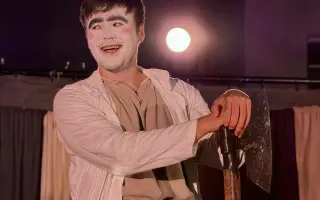 Pomôžte nám dostať Malú morskú vílu z morského dna na divadelné dosky