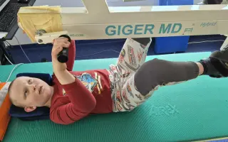 Prvý rok bol zdravým chlapčekom. Pomôžme Lukáškovi opäť napredovať.