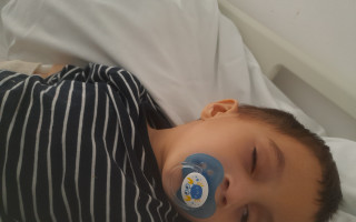 Pomôžme malému Kevinovi, ktorý od narodenia bojuje s vážnym ochorením