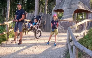 Pomôžte Albertovi brázdiť cyklotrasy s rodinou