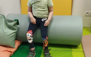 Pomôžme malému Tobiaskovi postaviť sa na nohy
