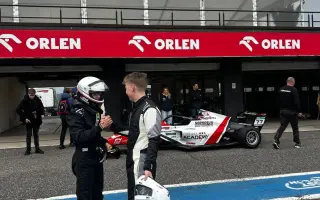 Zo simulátora za volant Formule 4 | Podporte Olivera Gmuca na jeho ceste za snom