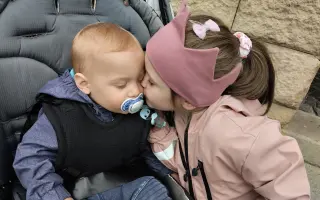 Pomôžme výnimočným súrodencom so vzácnym pohybovým ochorením