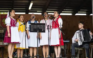 Pomôžte nám obliecť Vienok do nového kroja