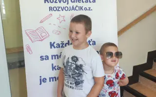 Pomôžme Tomáškovi a Samkovi napredovať napriek vzácnej genetickej diagnóze
