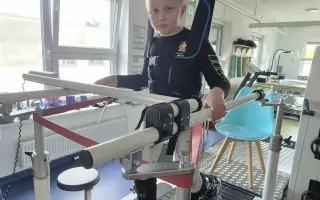 Prvý rok bol zdravým chlapčekom. Pomôžme Lukáškovi opäť napredovať.