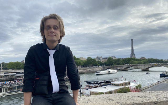 Maxim chce študovať vo Francúzsku a Ty mu môžeš pomôcť
