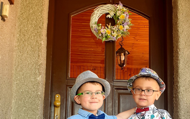 Pomôžme dvom malým chlapcom absolvovať potrebnú skleroplastiku