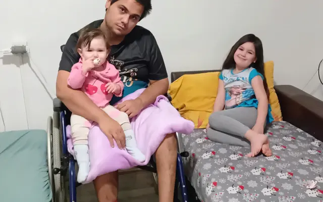 Pomôžme otcovi troch dcér, ktorý po páde z výšky bojuje o návrat do života