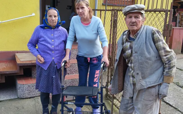 Iveta zápasí so sklerózou. Pomáhajú jej rodičia, ktorí majú cez 90 rokov.