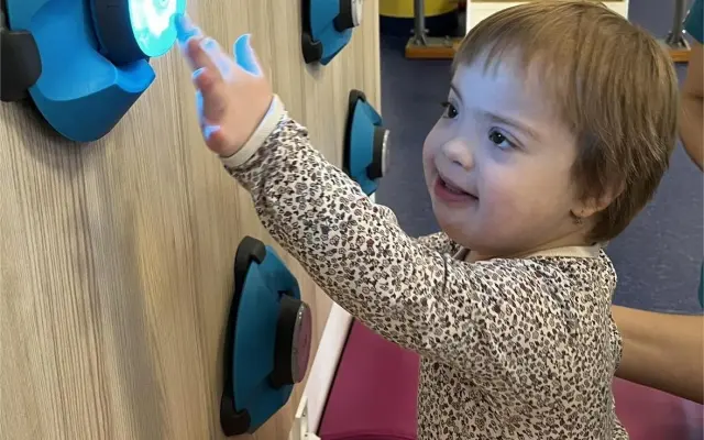 Pomôžte Danke rozrozprávať sa s delfínmi