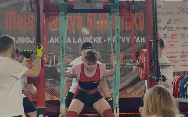 Pomôžte Martinovi dostať sa na Majstrovstvá v silovom trojboji
