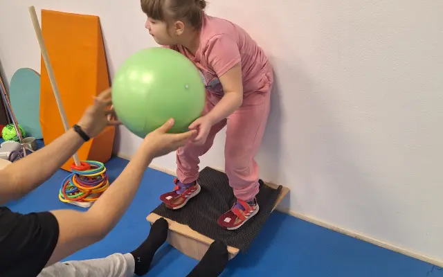 Sofinka chce chodiť. Pomôžme jej k tomu rehabilitáciami.