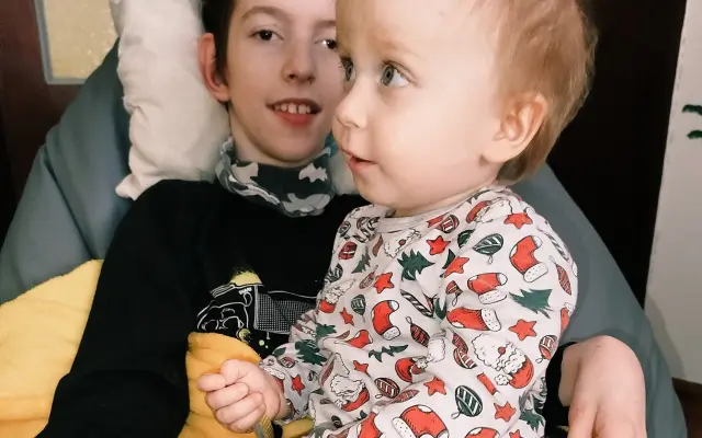 Pomôžte Ajovi zvládať každý presun bezpečne