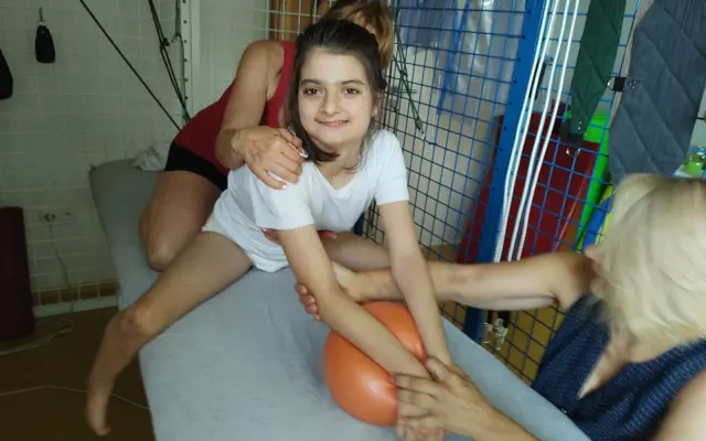 Pomôžme Julke napredovať napriek Angelmanovmu syndrómu
