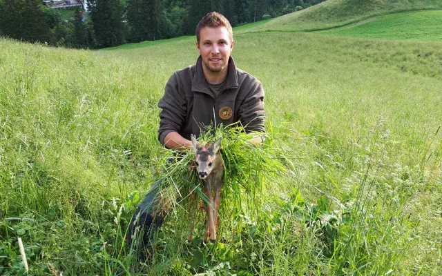 Z výšky vidíme, čo iní nie – pomôžme zachrániť srnčatá