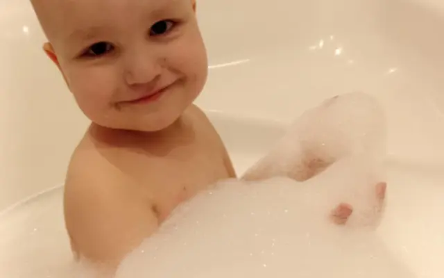 Pomôžme malému Adamkovi v boji s leukémiou
