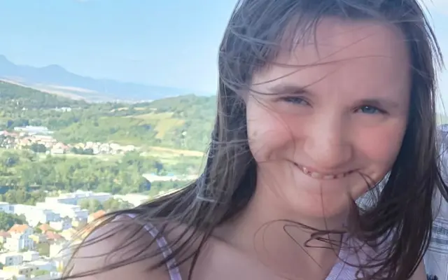 Pomôžme Viktórii zbaviť sa bolesti, ktorú nám nedokáže povedať slovami