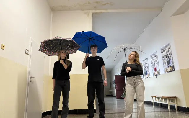 Aby do tried nepršalo – pomôžte študentom zachrániť strechu školy