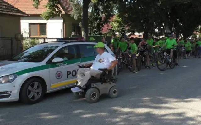 Pomôžte Romanovi zostať v pohybe – nový vozík Permobil F5