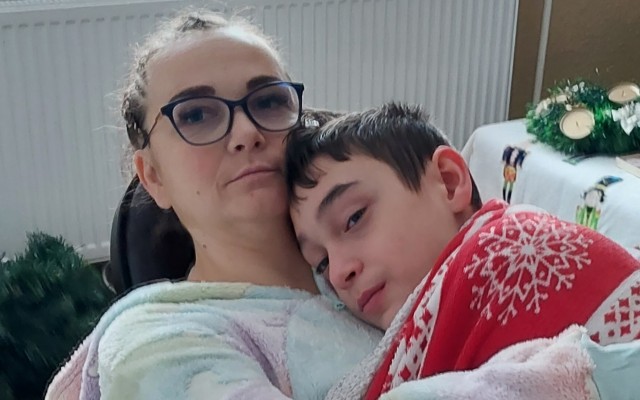 Pomôžte chorej matke starať sa o svojho ťažko chorého syna