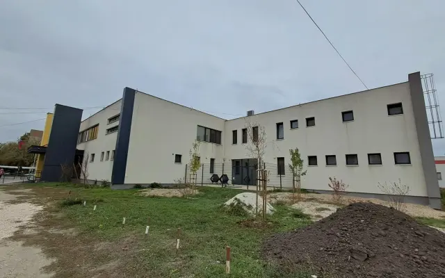 Dajme okoliu Knižnice Józsefa Szinnyeiho v Komárne nový život!