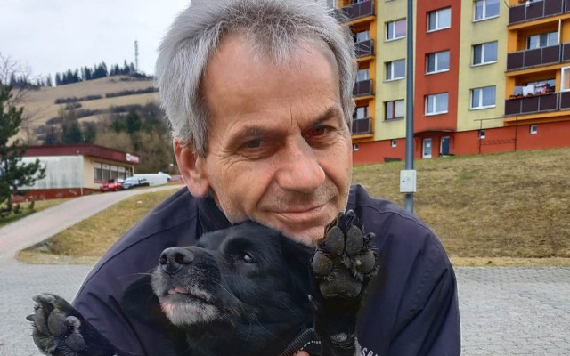 Podporme pána Miloslava a jeho psíka a zabezpečme im strechu nad hlavou