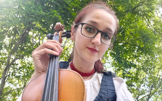 Hrám na husliach celý život. Skleróza multiplex mi však berie pohyb. Pomôžte mi.