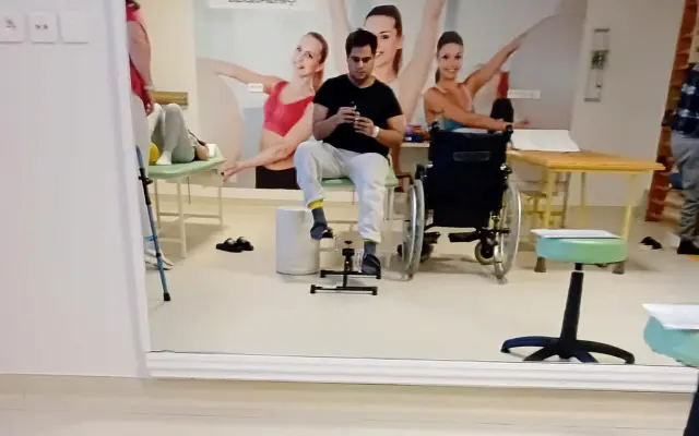 Pomôžme otcovi troch dcér, ktorý po páde z výšky bojuje o návrat do života