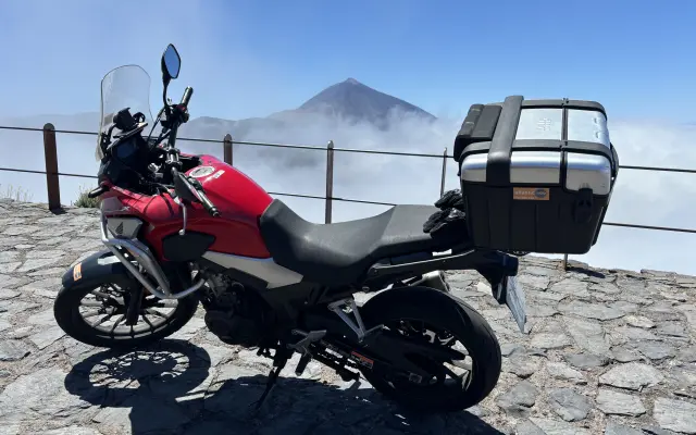 Pomôžme Katke uskutočniť symbolickú cestu cez Alpy na motorke
