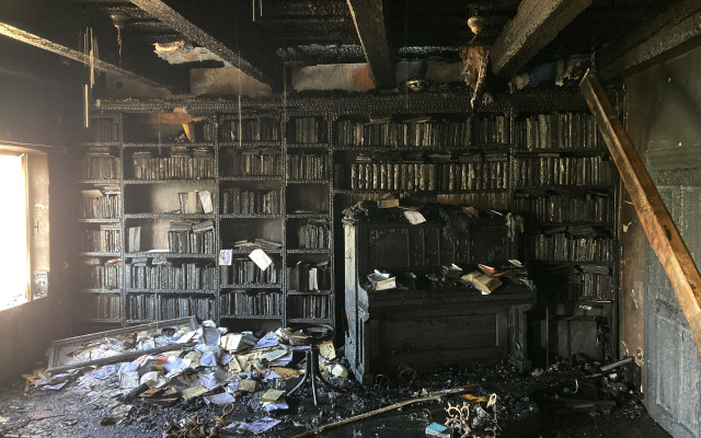 Eleuzína o. z. pri požiari prišla o zbierku vzácnych kníh. Pomôžme ju obnoviť.