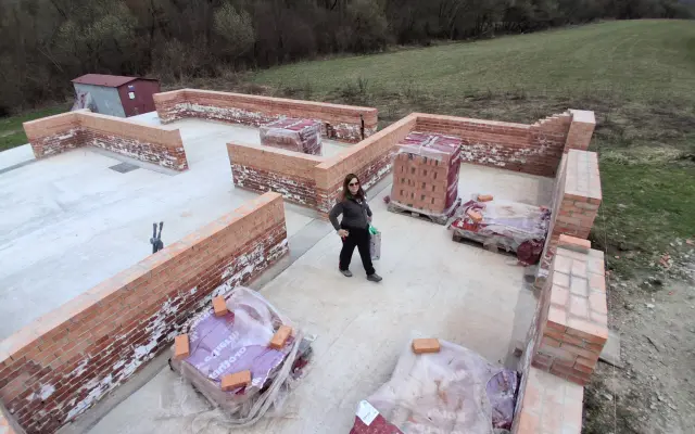 Pomôžme Antonovi dokončiť domov pre jeho rodinu a dieťa