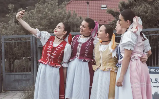 Pomôžte nám obliecť Vienok do nového kroja